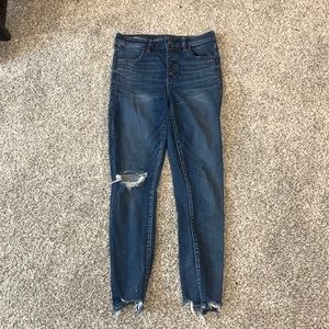 American eagle high rise skinny small tear in back right leg